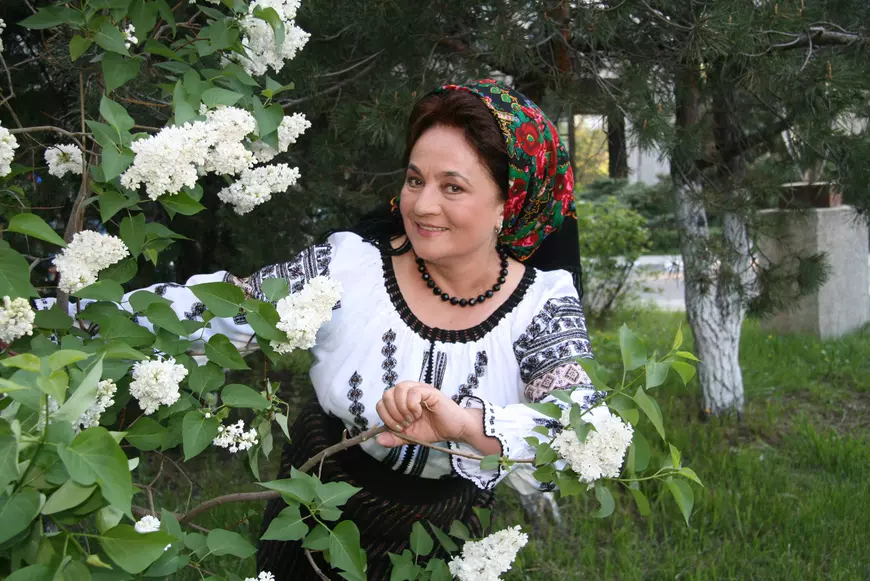 EXCLUSIV/ Inspirată de Sofia Vicoveanca, Laura Lavric își schimbă numele de scenă