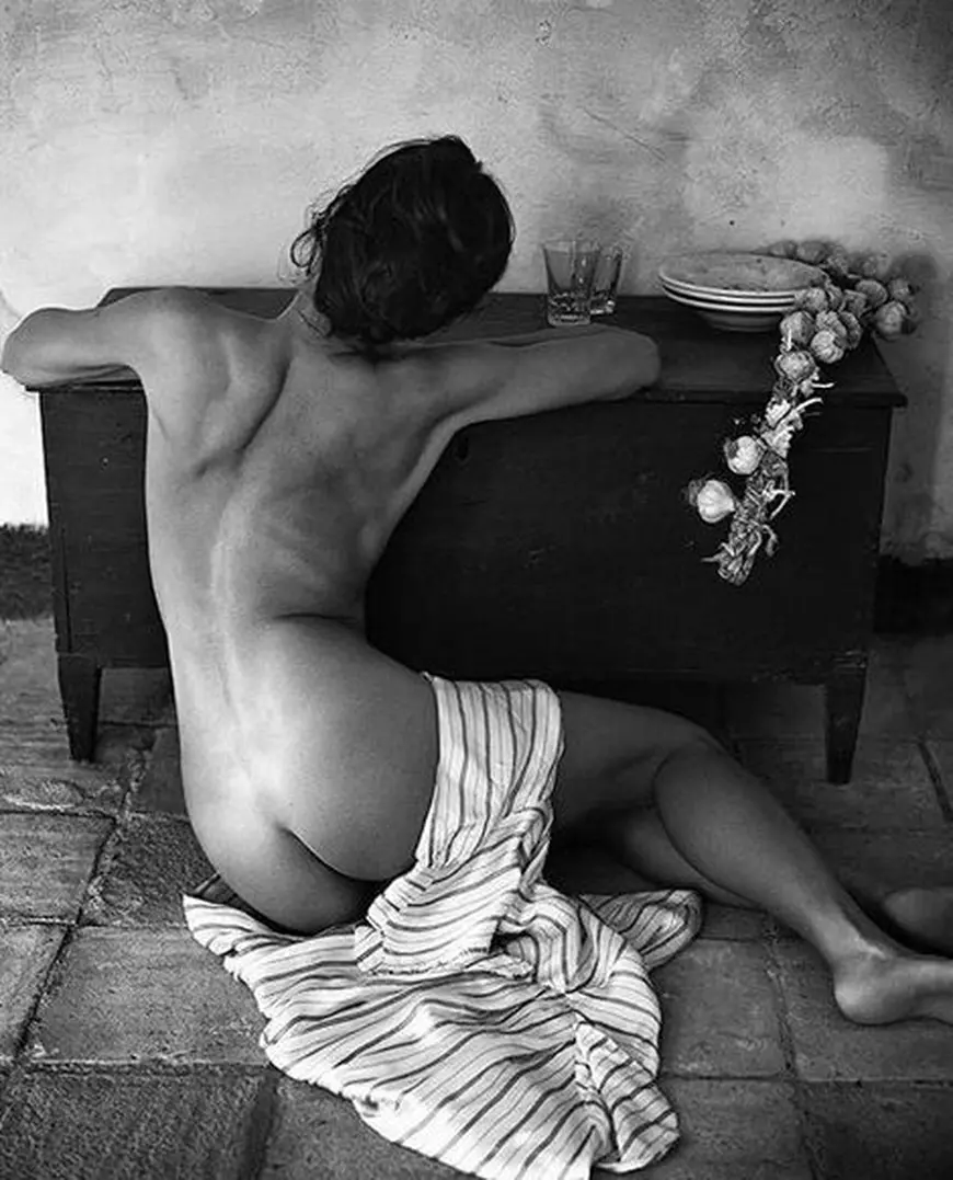 Catrinel Menghia a pozat complet goală. Și-a arătat posteriorul în totă splendoarea, în ipostaza asta nici că ai mai văzut-o vreodată