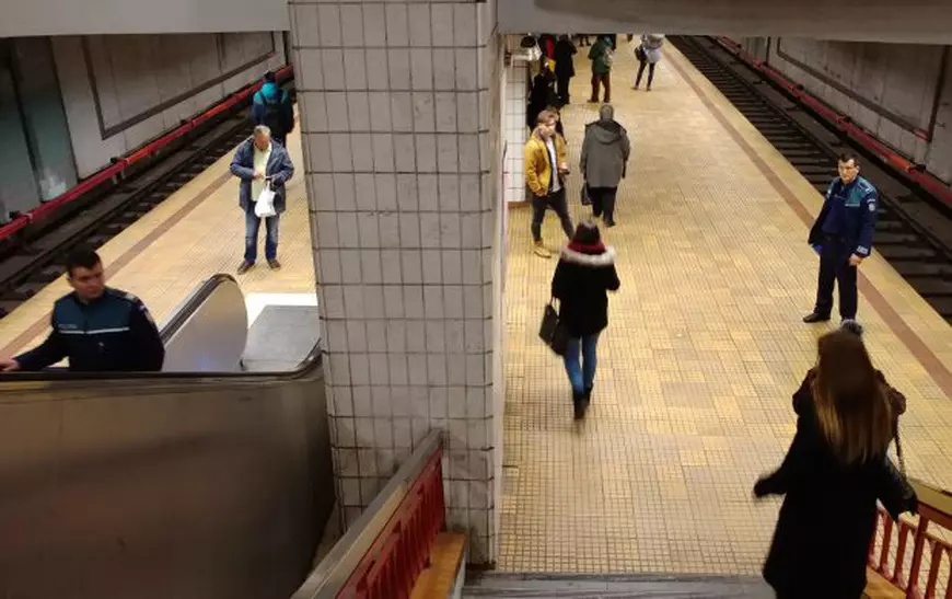 FOTO&VIDEO/ Suspecta care a amenințat o femeie la stația de metrou Unirii 2 a fost reținută. Cine este agresoarea