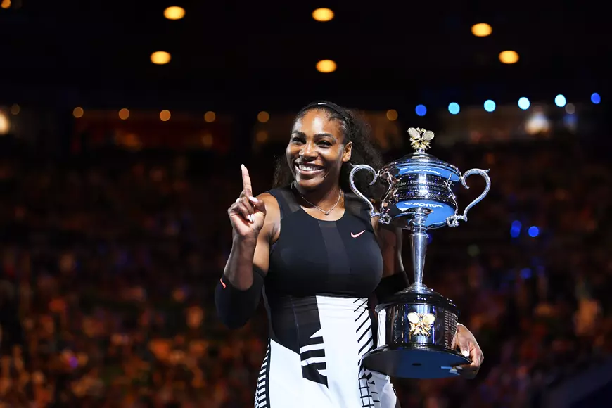 Serena Williams, cu trofeul câștigat la Australian Open 2017. (FOTO: EPA)