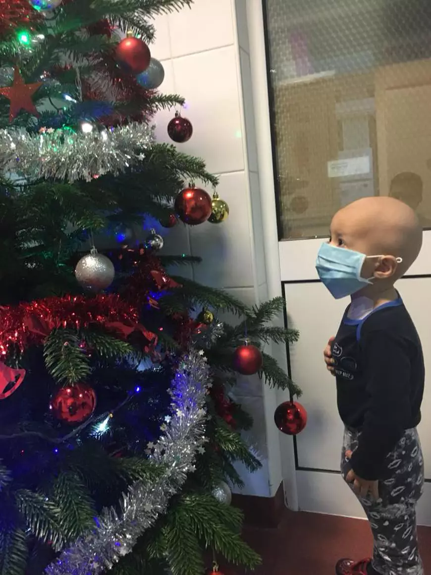 Impresionant până la lacrimi ce a văzut Codin Maticiuc la Spitalul Fundeni, unde a împodobit bradul pentru copiii bolnavi de cancer. "Tunsoarea care se asortează bolii și citostaticelor și branula clasică pe mână" | VIDEO