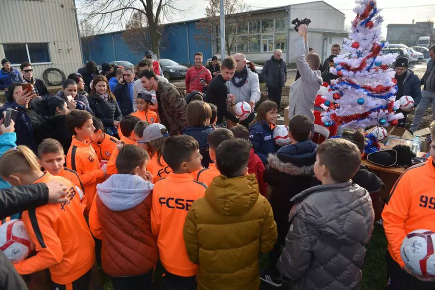 EXCLUSIV/ Tănase și Niță, ”ajutoarele” lui Moș Crăciun! Suprize în lanț, pentru copiii și juniorii de la FCSB, la baza din Berceni!