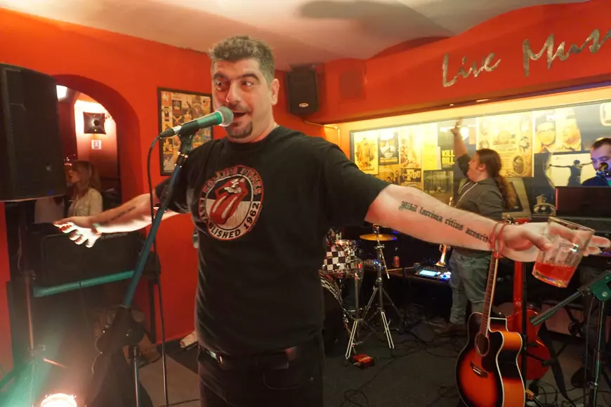 Restul (nu) e tăcere, e muzică! Ovidiu Niculescu, actorul care compune ”cântece de derbedeu”