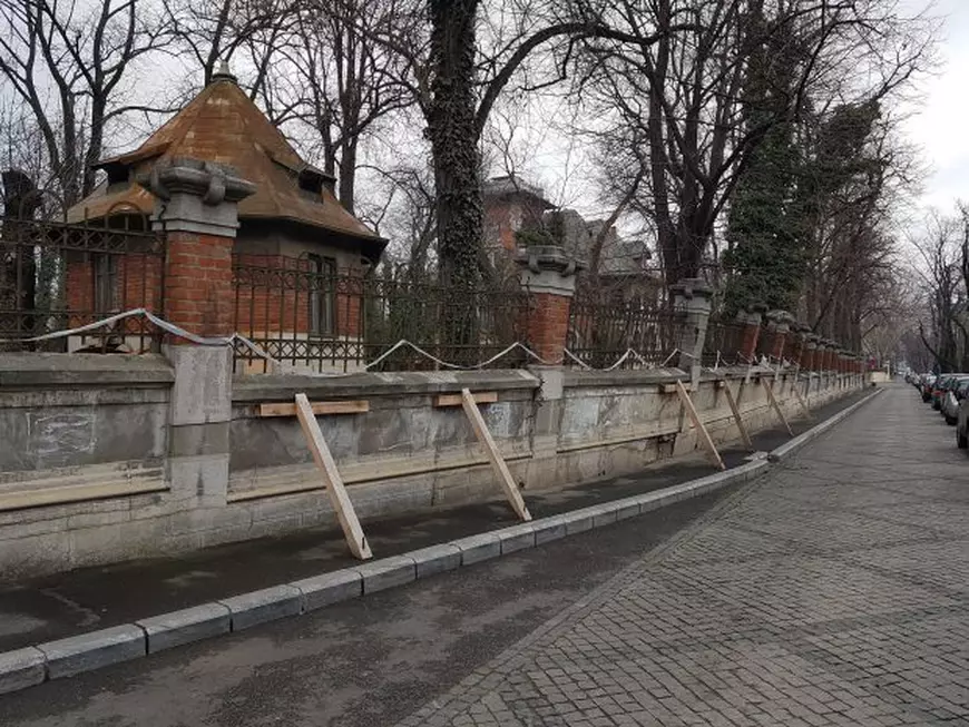 Din categoria ”clasa politică românească”: Sediul PNL, monument istoric, proptit în bețe să nu cadă peste trecători