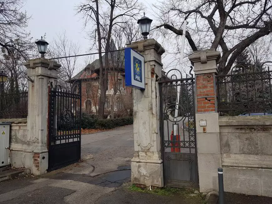 Din categoria ”clasa politică românească”: Sediul PNL, monument istoric, proptit în bețe să nu cadă peste trecători