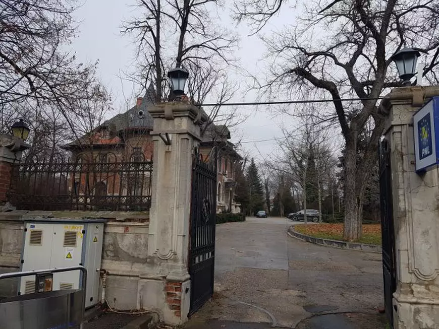 Din categoria ”clasa politică românească”: Sediul PNL, monument istoric, proptit în bețe să nu cadă peste trecători