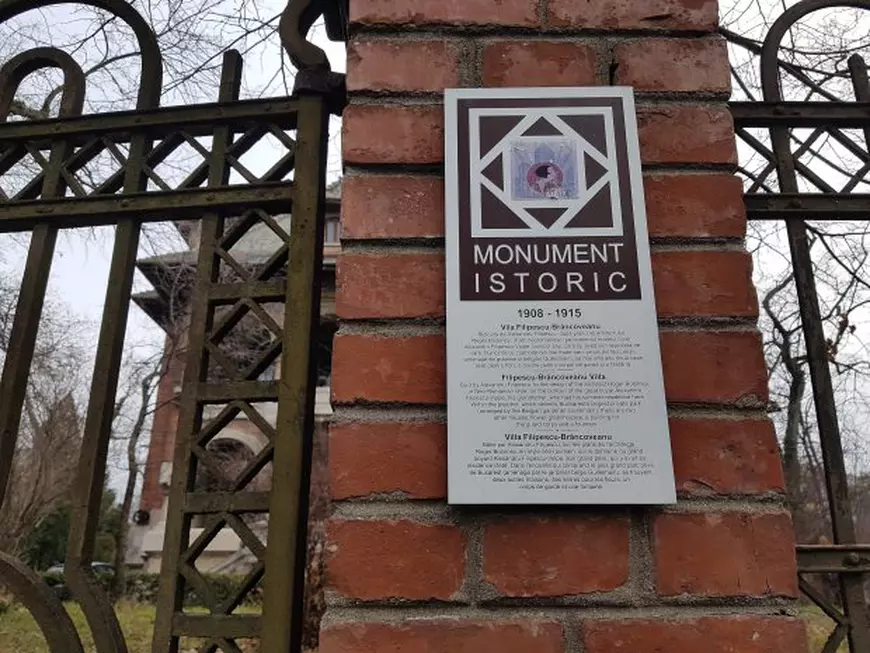 Din categoria ”clasa politică românească”: Sediul PNL, monument istoric, proptit în bețe să nu cadă peste trecători