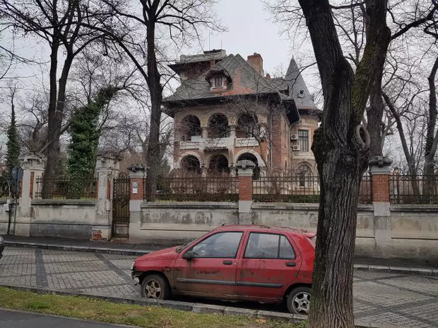 Din categoria ”clasa politică românească”: Sediul PNL, monument istoric, proptit în bețe să nu cadă peste trecători