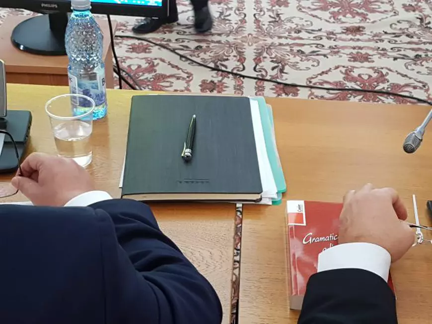 Opoziția a tăiat ”pamblica” la audierea ministrului propus la Educație; Valentin Popa a primit în dar un manual de gramatică (VIDEO)