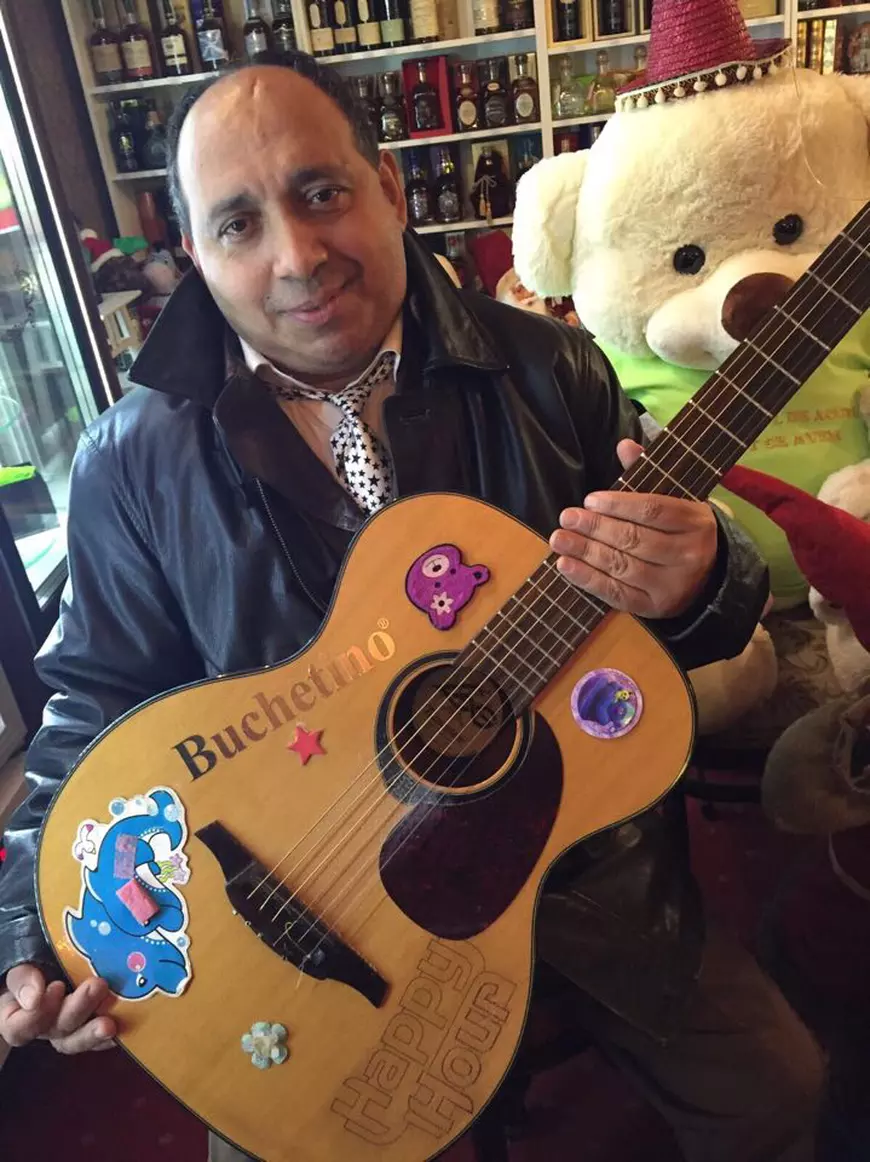 VIDEO/ Gigel Frone, ”mexicanul” de la Romanii au Talent, își câștigă pâinea cântând printre rafturi, într-o florărie