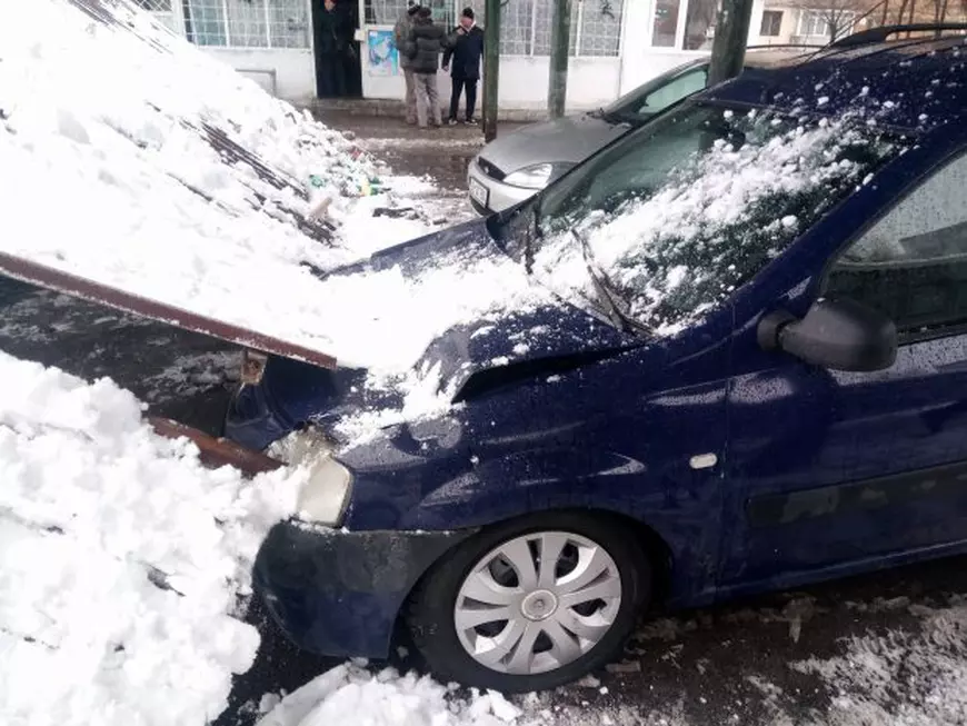 FOTO| Maşini avariate de un acoperiş metalic doborât de vântul puternic, la Galați