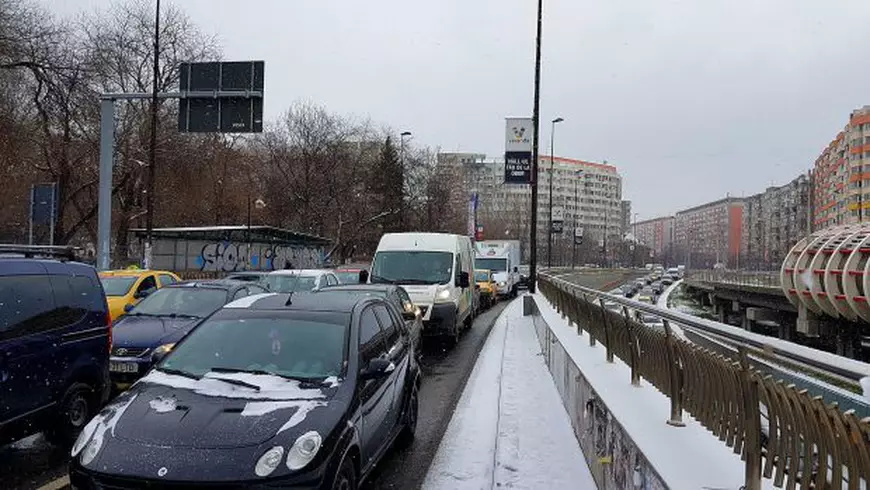 În Capitală se circulă în condiţii de iarnă. Pe mai multe artere s-a depus strat de zăpadă