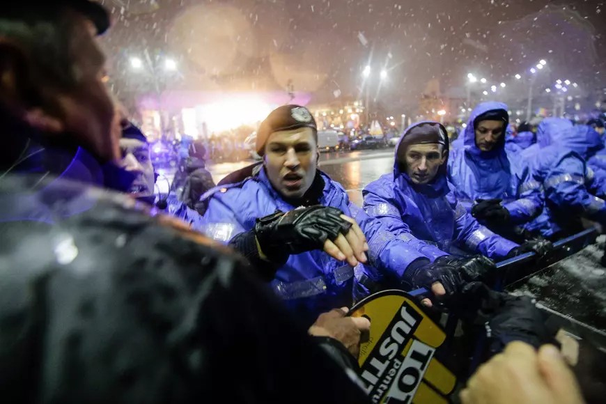 Primele declarații ale jandarmului care a lovit un bătrân la protestul de sâmbătă din București