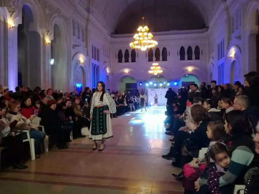O sută de fete costumate în ii au defilat la Universitatea din Galați, cu ocazia Zilei Unirii Principatelor