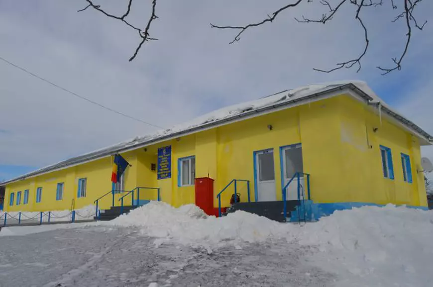 REPORTAJ/ Autoritățile l-au lăsat de izbeliște opt ani. Un cămin de batrâni a fost reconstruit de oameni cu suflet mare