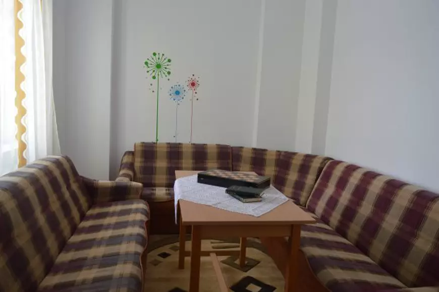 REPORTAJ/ Autoritățile l-au lăsat de izbeliște opt ani. Un cămin de batrâni a fost reconstruit de oameni cu suflet mare