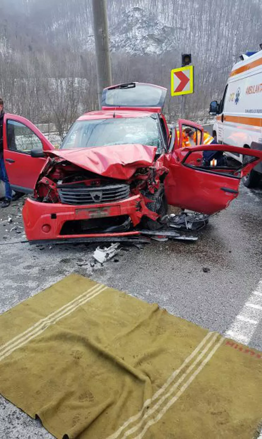 FOTO| Impact devastator pe Valea Oltului, pe DN 7. Un om a murit și trei sunt răniți