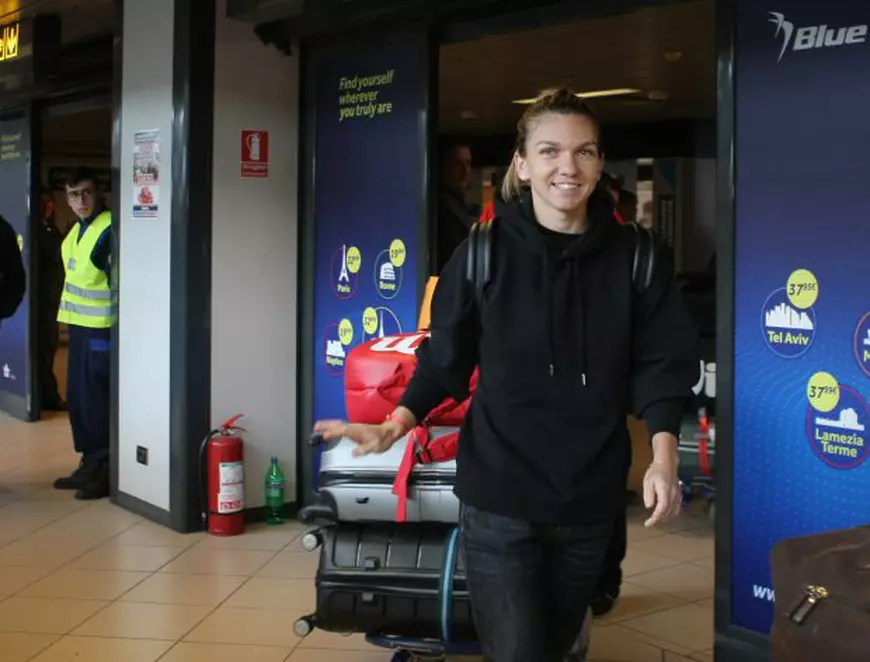 Simona Halep s-a întors acasă supărată și accidentată. A refuzat primirea la Salonul Oficial. Îmbulzeală la aeroport / GALERIE FOTO