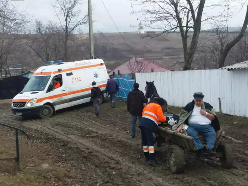 REPORTAJ/Când salvarea unei vieți devine o aventură. Ambulanțierii vasluieni merg kilometri pe jos, cu aparatura în spinare, pe coclaurile din județ
