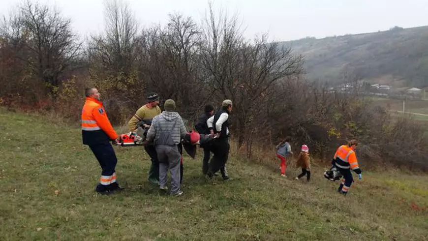 REPORTAJ/Când salvarea unei vieți devine o aventură. Ambulanțierii vasluieni merg kilometri pe jos, cu aparatura în spinare, pe coclaurile din județ
