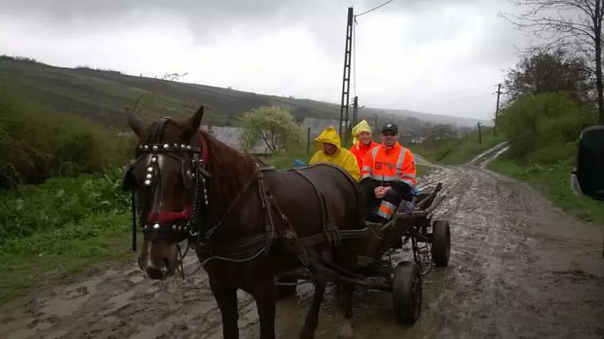 REPORTAJ/Când salvarea unei vieți devine o aventură. Ambulanțierii vasluieni merg kilometri pe jos, cu aparatura în spinare, pe coclaurile din județ