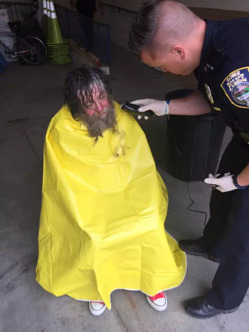 Gest impresionant făcut de un polițist pentru un bărbat fără adăpost care dorea să facă un duș