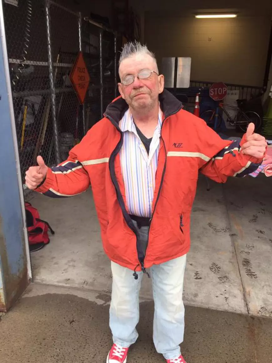 Gest impresionant făcut de un polițist pentru un bărbat fără adăpost care dorea să facă un duș