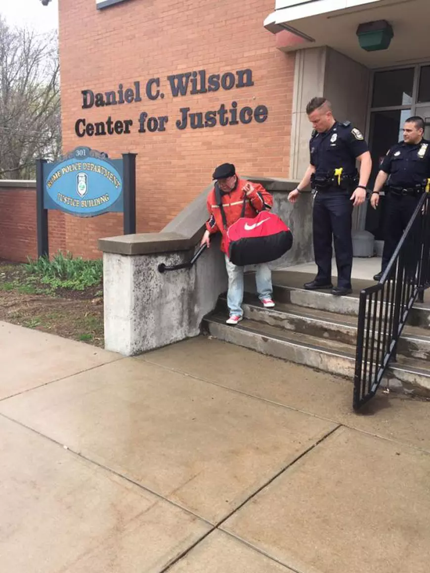 Gest impresionant făcut de un polițist pentru un bărbat fără adăpost care dorea să facă un duș