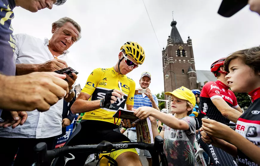 Chris Froome, acordând autografe fanilor. (FOTO: EPA)