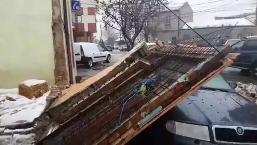 Peretele unei case din Constanța s-a prăbușit peste o mașină din cauza vântului puternic