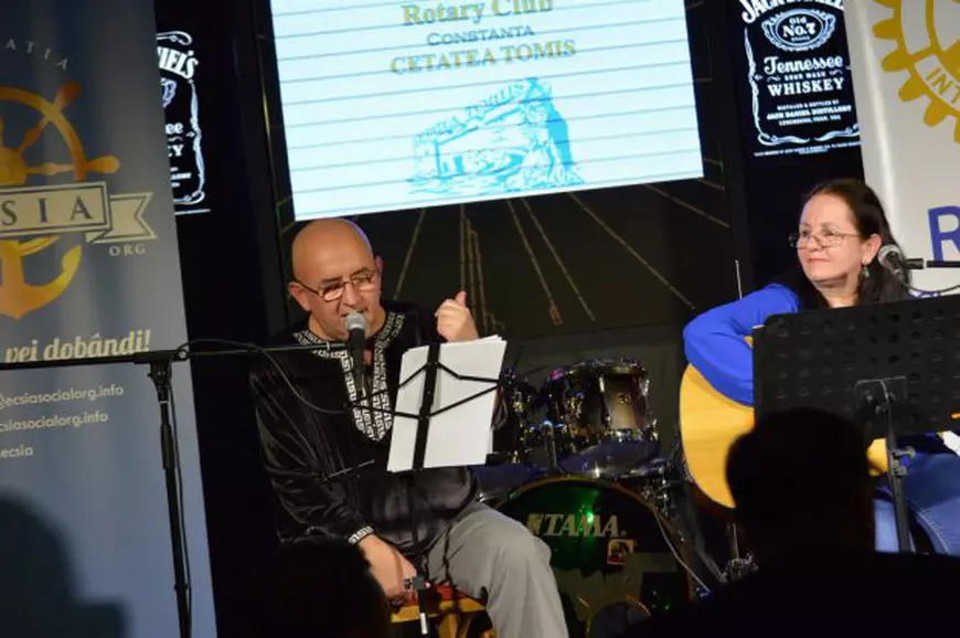 VIDEO-REPORTAJ/Învătătoarea care-și ține orele în acorduri de chitară. Toți ”greierașii” din clasa ei au învățat să cânte