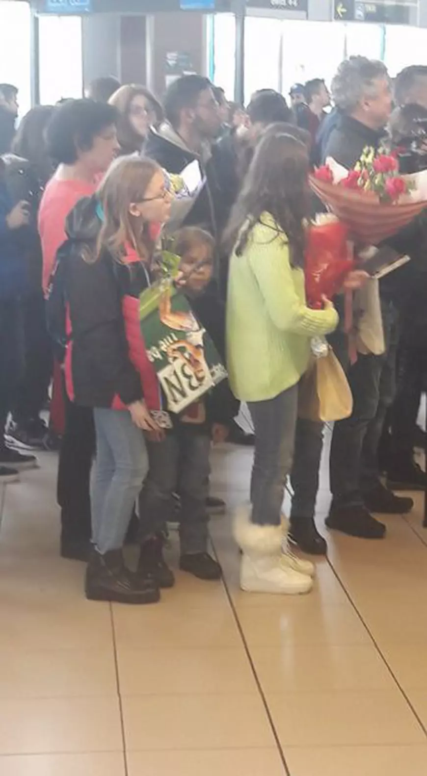 Simona Halep s-a întors acasă supărată și accidentată. A refuzat primirea la Salonul Oficial. Îmbulzeală la aeroport / GALERIE FOTO