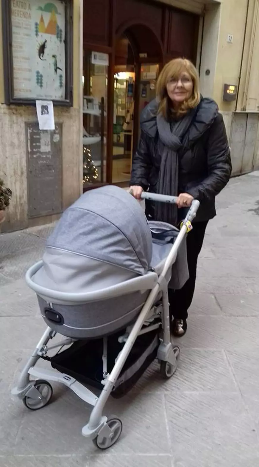 Prima imagine cu văduva lui Cornel Patrichi în rol de bunică. "Cum îmi stă?"