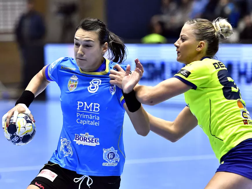 Cristina Neagu (în albastru) este principalul atu al lui CSM București în cursa pentru câștigarea unui nou titlu în Liga Campionilor la handbal feminin. (FOTO: HEPTA)