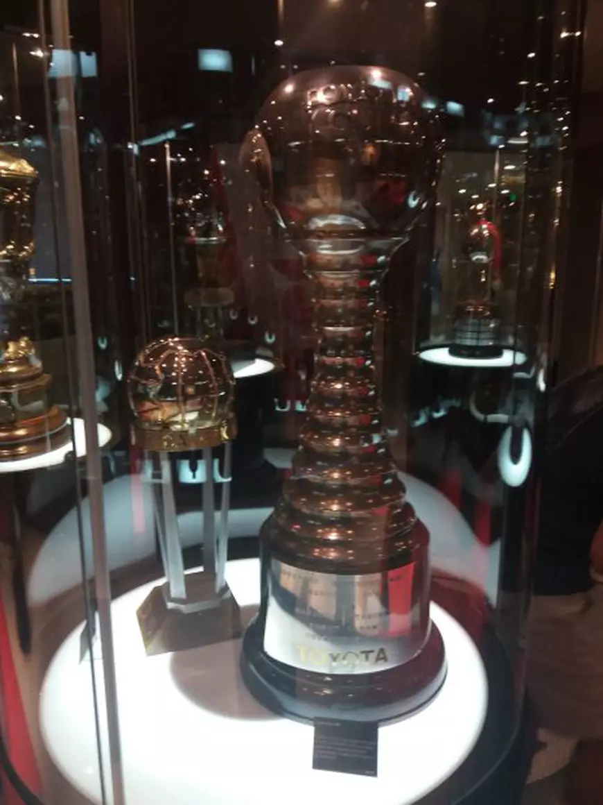 Cupa Intercontinentală din 1986 e în mijlocul sălii de trofee. Luminile special aranjate împiedică o fotografiere „corectă”