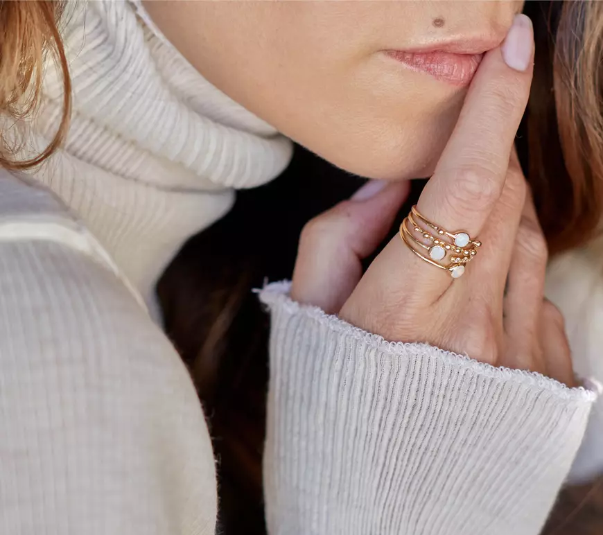 Dell lanseaza la CES 2018 o linie de bijuterii realizate din plăci de bază reciclate. Acestea sunt produse împreună cu magazinul de bijuterii Bayou with Love Bijuterii Dell