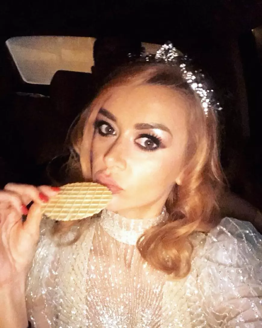 Denisa Tănase, de la Bambi, tur de forță de Revelion. A mâncat în mașină ce a luat de pe mesele oamenilor