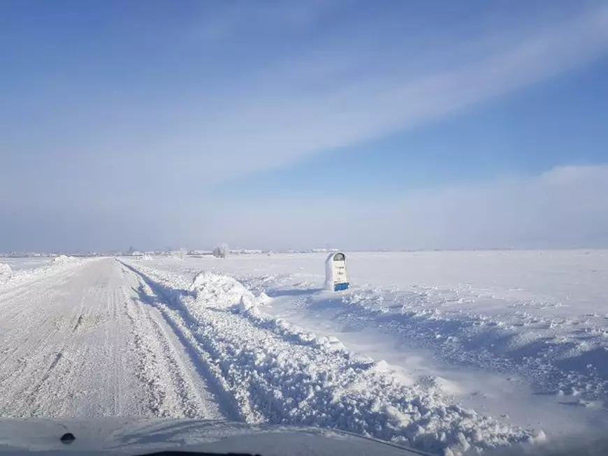 GALERIE FOTO | Drumul pe care nu-l deszăpezeşte nimeni, niciodată. Zăpada bătătorită și înghețată dispare doar primăvara
