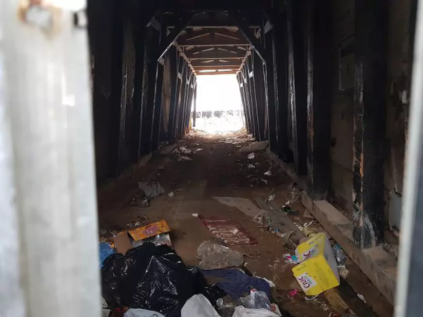 FOTO/Istorie acoperită de gunoi. Clădirea în care Cuza a semnat actul Unirii e o ruină de care nu-i pasă nimănui