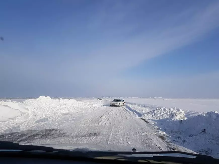 GALERIE FOTO | Drumul pe care nu-l deszăpezeşte nimeni, niciodată. Zăpada bătătorită și înghețată dispare doar primăvara