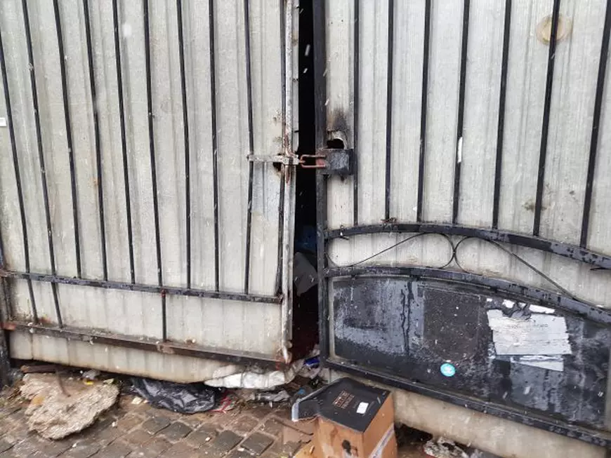 FOTO/Istorie acoperită de gunoi. Clădirea în care Cuza a semnat actul Unirii e o ruină de care nu-i pasă nimănui