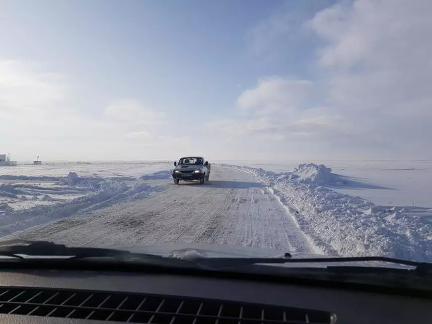 GALERIE FOTO | Drumul pe care nu-l deszăpezeşte nimeni, niciodată. Zăpada bătătorită și înghețată dispare doar primăvara