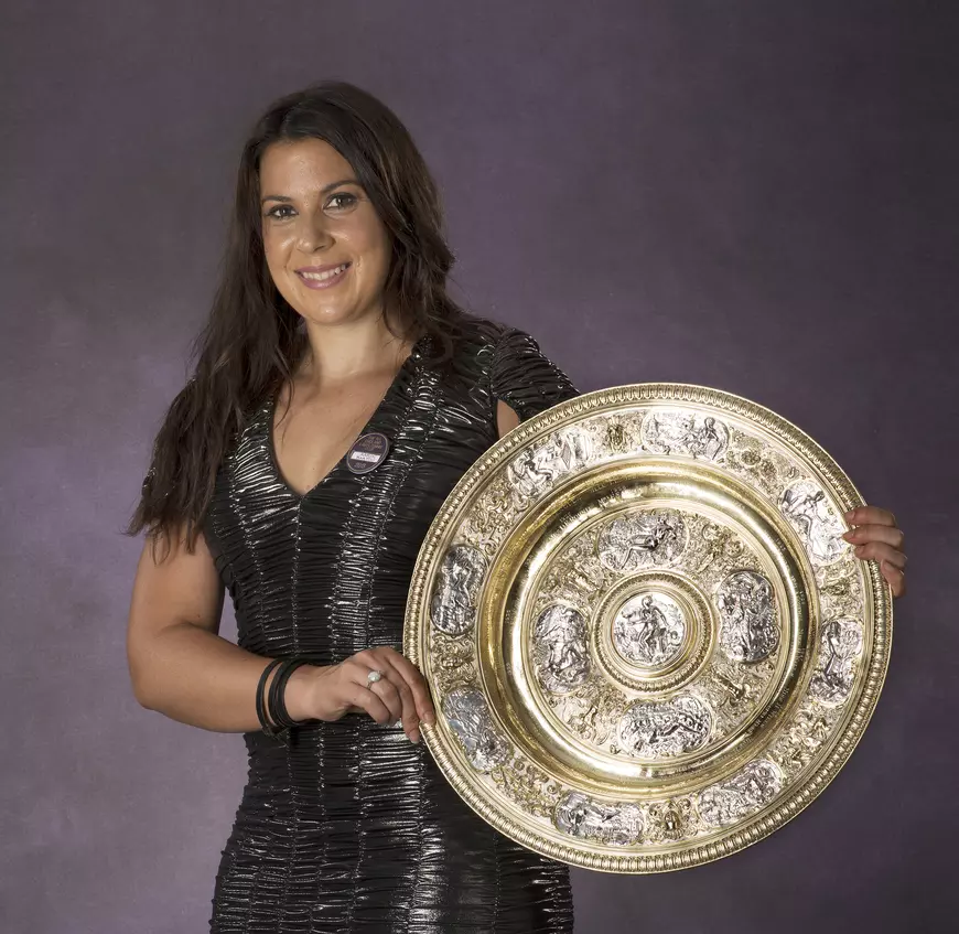 Marion Bartoli, cu trofeul câștigat la Wimbledon în 2013. (FOTO: EPA)