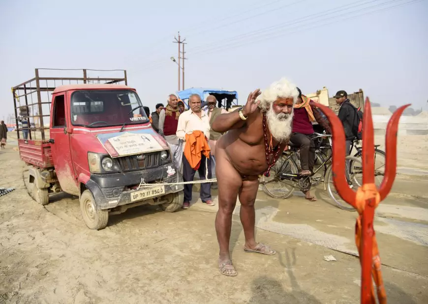 Un călugăr hindus a tras o camionetă cu penisul