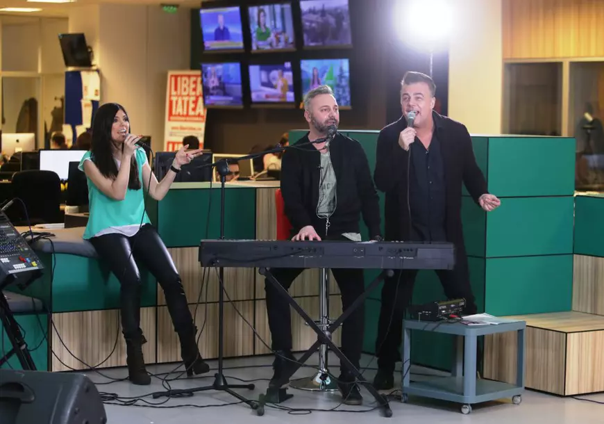 VIDEO EXCLUSIV/Adrian Enache cântă o manea de-ale lui Vali Vijelie. „Plin de bogație”, să fie, să fie...