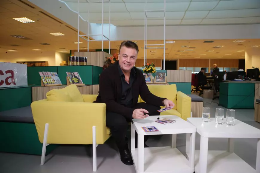 VIDEO EXCLUSIV/Adrian Enache cântă o manea de-ale lui Vali Vijelie. „Plin de bogație”, să fie, să fie...