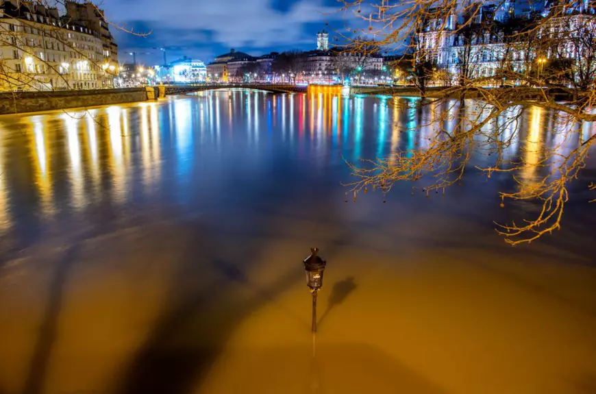 Inundații în Paris. Sute de persoane evacuate din calea apelor