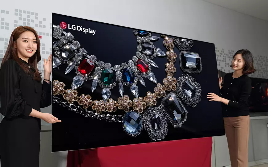 LG prezintă primul televizor OLED cu rezoluție 8K. Teevizor inteligent LG OLED 8K de 88 inchi, realizat cu ecran de la LG Display și două fete frumoase lângă el
