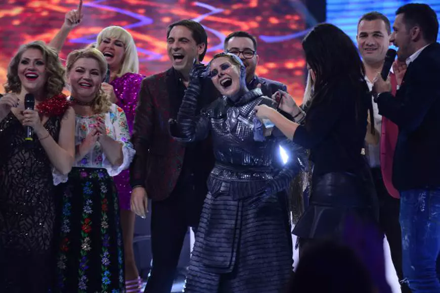 FOTO EXCLUSIV/ Alessandra Stoicescu s-a deghizat de Revelion, încât nici prietenii nu au recunoscut-o. „A meritat efortul și distracția”