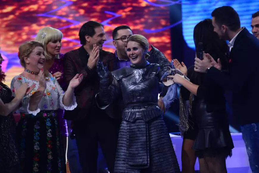 FOTO EXCLUSIV/ Alessandra Stoicescu s-a deghizat de Revelion, încât nici prietenii nu au recunoscut-o. „A meritat efortul și distracția”